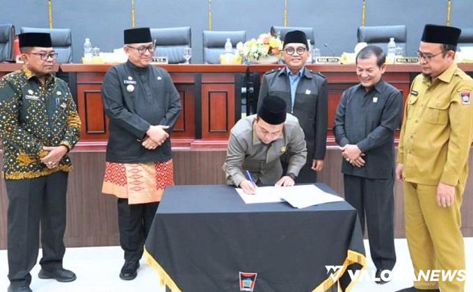 Ketua DPRD Padang, Muharlion menandatangani berita acara persetujuan penetapan Perubahan APBD Padang tahun 2024, usai rapat paripurna, Senin. Penandatanganan ini disaksikan para pimpinan DPRD serta Pj Wako Padang, Andree Algamar. (humas)
