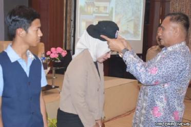 Penjabat sementara (Pjs) Bupati Agam, Endrizal memasangkan tanda peserta pelatihan inovasi dan higienitas sajian kuliner yang digelar Dinas Pariwisata, Pemuda dan Olahraga (Disparpora) Agam di Lubuk Basung, Senin. (humas)