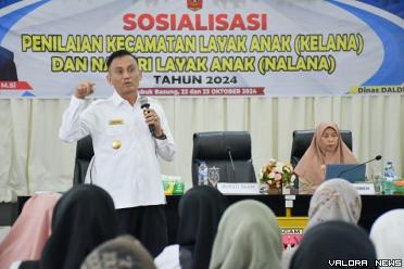 Pjs Bupati Agam, Endrizal memberikan arahan pada kegiatan pelatihan kebersihan lingkungan, sanitasi dan pengelolaan sampah di Destinasi Wisata Kabupaten Agam, di Hotel Sultan Syariah, Kecamatan IV Angkek, Selasa.  (humas)