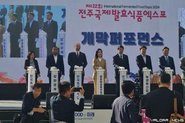 Plt Gubernur Sumbar, Audy Joinaldy membuka iven International Fermented Food  Expo (IFFE) tahun 2024 di Provinsi Jeollabuk-do, Korea Selatan, Ahad. (humas)