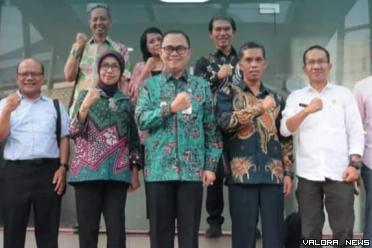 Pjs Wali Kota Bukittinggi, Hani Syopiar Rustam dan staf, foto bersama dengan Direktur Infrastruktur Ekonomi Kreatif Kemenparekraf/Baparekraf, Oneng Setya Harini di Jakarta, Kamis. (humas)