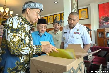 Menteri Kebudayaan (Menbud) RI, Fadli Zon didampingi Audy Juonaldy (Plt Gubernur Sumbar) dan Taufik Ismail (budayawan) saat melihat koleksi Museum Sastra Indonesia di Kompleks Aia Angek Cottage, Kabupaten Tanah Datar, Rabu. (humas)