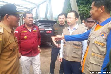 Pj Bupati Pessel, Era Sukma Munaf, bersama rombongan ICL Sinchuan China dan BPBD Sumatera Barat, melihat lokasi rencana dibangun EWS di Kampung Batu Bala, Nagari Gantiang Mudiek Utara, Sutera, Selasa (1/10/2024). FOTO: Dok Diskominfo Pessel