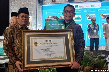 Dirjen Bimas Islam, Kamaruddin Amin serahkan penghargaan pada Pemprov Sumbar yang diterima Kepala Biro Kesra Setdaprov Sumbar, Al Amin di Kota Solo, Provinsi Jawa Tengah, Selasa malam. (humas)