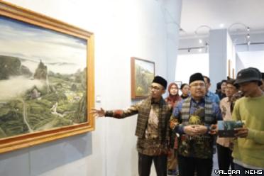 Ketua Sementara DPRD Sumbar, Irsyad Safar didampingi Hansastri (Sekdaprov) meninjau pameran foto yang digelar pada PKD Sumbar 2024, di Zona C Taman Budaya Sumbar, Rabu. (humas)