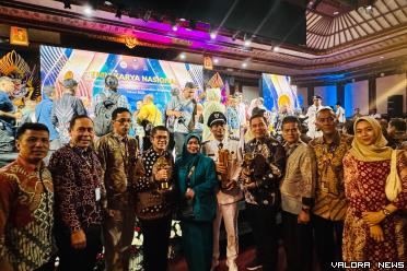 Asisten Administrasi Umum Setdaprov Sumbar, Andri Yulika mewakili gubernur Sumbar, foto bersama dengan wali nagari Penerima Penghargaan Upakarya Wanua Nugraha Tahun 2024 di Bali, Selasa. (humas)