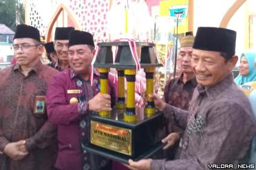 Pj Bupati Pessel, Era Sukma Munaf, secara resmi menutup penyelenggaran Musabaqah Tilawatil Quran (MTQ) Nasional ke-41, Tingkat Kabupaten, di Sutera, Jumat (25/10/2024). FOTO: Dok Diskominfo Pessel
