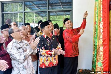 Pjs Bupati Agam, Endrizal meresmikan Museum Adat dan Kebudayaan Nagari Pasia Laweh (MAKNA) di aula kantor wali Nagari Pasia Laweh, Palupuh, Sabtu. (humas)
