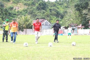 Open Turnamen Bupati Cup 2024, kategori U 13, U 15 dan U 17 di Kabupaten Pesisir Selatan (Pessel), Sumatera Barat, resmi dibuka Coach Indra Syafri. FOTO: Dok Diskominfo Pessel