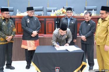 Ketua DPRD Padang, Muharlion menandatangani berita acara persetujuan penetapan Perubahan APBD Padang tahun 2024, usai rapat paripurna, Senin. Penandatanganan ini disaksikan para pimpinan DPRD serta Pj Wako Padang, Andree Algamar. (humas)