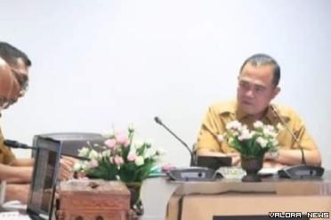 Pjs Wako Bukittinggi, H. Hani Syopiar Rustam pimpin rapat evaluasi dan konsolidasi sektor pariwisata dan ekonomi kreatif di Kota berjuluk "Parisj van Sumatera," di BCC Kantor Wali Kota, Selasa. (hamriadi)