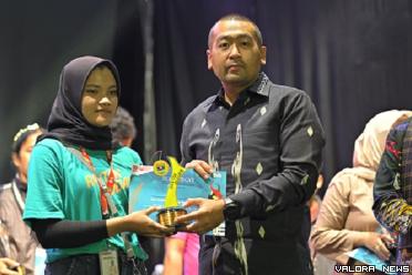 Plt Gubernur Sumbar, Audy Joinaldy menyerakan penghargaan pada pemenang lomba yang digelar pada ajang Pekan Budaya Daerah (PKD), tanggal 2-6 Oktober 2024, di sesi penutupan, Ahad malam. (humas)