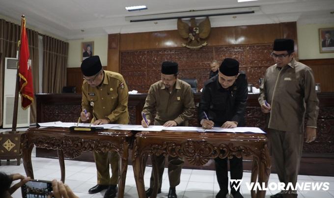 Ketua DPRD Bukittinggi, Syaiful Efendi bersama Marfendi (Wawako Bukittinggi) dan pimpinan lainnya, menandatangani nota persetujuan Ranperda APBD Tahun 2025, dalam rapat paripurna, Jumat malam. (hamriadi)