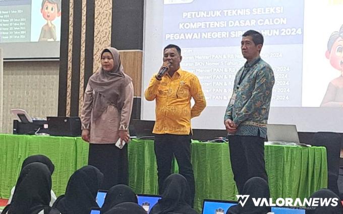 Pj Bupati Pessel Era Sukma Munaf, memotivasi dan memberi semangat ratusan peserta tes CPNS asal daerahnya, di Universitas Muhammadiyah, Pasir Jambak, Kota Padang, baru - baru ini. FOTO: Dok Diskominfo Pessel