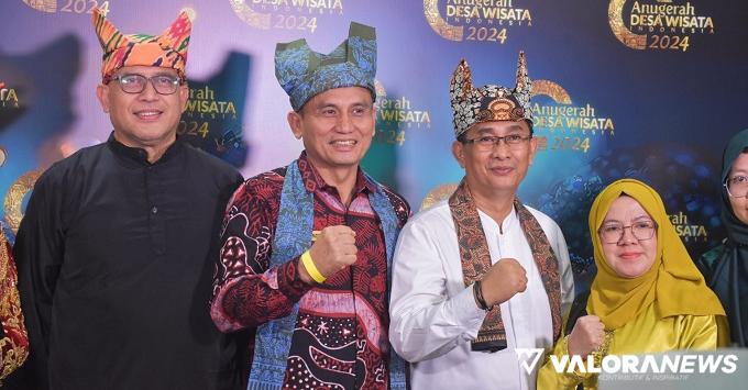 Pjs Bupati Agam, Endrizal foto bersama dengan Wali Nagari Pagadih dan jajaran, usai dinobatkan sebagai nominator 10 besar Kategori Kelembagaan dan SDM pada ajang ADWI tahun 2024 di Jakarta, Ahad. (humas)