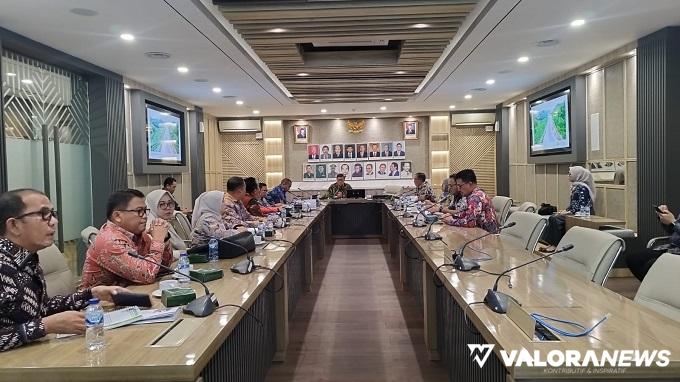 Dirjen Bina Marga Kementerian PUPR, Rachman Arief Dienaputra dan jajaran, terima audiensi Plt Gubernur Sumbar, Audy Joinaldy bersama rombongan di Kementerian PUPR, Jakarta, Jumat. (humas)
