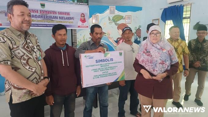 Nelayan Kota Pariaman menerima klaim asuransi pada kegiatan sosialisasi Jaminan Sosial BPJS Ketenagakerjaan Nelayan oleh Pemprov Sumbar, di aula UPTD KKPD Pariaman, Kamis. (humas)