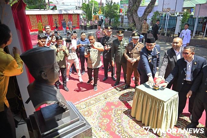 Pj Gubernur Sumbar, Audy Joinaldy didampingi Andree Algamar (Pj Wako Padang) resmikan patung Bung Hatta karya mestro patung Indonesia asal Pasaman, Yusman di Padang, Senin. (humas)