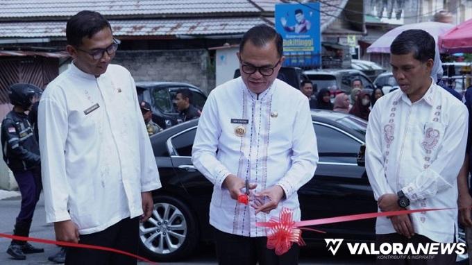 Pjs Wali Kota Bukittinggi, Hani S Rustam didampingi Rofie Hendria (Kadis Pariwisata) dan jajaran, meresmikan gerbang baru Kinantan Zoo yang jadi bagian dari TMSBK Bukittinggi, Jumat. (humas)