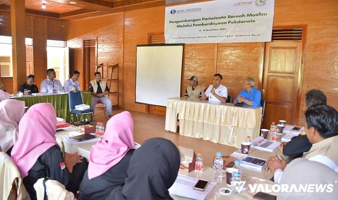 Pjs Bupati Agam, Endrizal membuka pembekalan pengembangan pariwisata ramah muslim pada Pokdarwis Sungai Batang, Kecamatan Tanjung Raya, di rumah gadang ramah muslim Sungai Batang, Rabu. (humas)
