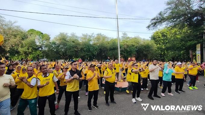 Sekretaris Partai Golkar Sumbar, Desra Ediwan Anantanur bersama M Iqra Chissa (Wakil Ketua DPRD Sumbar), Ekos Albar (Cawagub Sumbar), Fadli Amran (Cawako Padang), Maigus Nasir (Cawawako Padang) berbaur bersama warga di kegiatan Senam Golkar Bersatu, Sabtu