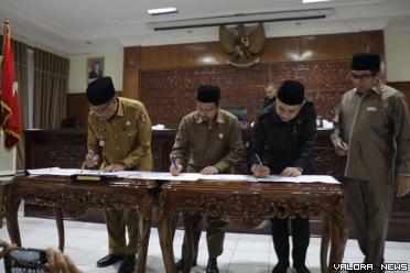 Ketua DPRD Bukittinggi, Syaiful Efendi bersama Marfendi (Wawako Bukittinggi) dan pimpinan lainnya, menandatangani nota persetujuan Ranperda APBD Tahun 2025, dalam rapat paripurna, Jumat malam. (hamriadi)