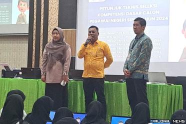 Pj Bupati Pessel Era Sukma Munaf, memotivasi dan memberi semangat ratusan peserta tes CPNS asal daerahnya, di Universitas Muhammadiyah, Pasir Jambak, Kota Padang, baru - baru ini. FOTO: Dok Diskominfo Pessel