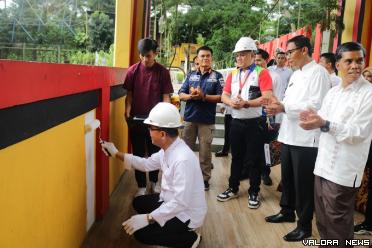 Pjs Wali Kota Bukittinggj, Hani Syopiar Rustam melakukan pengecatan ulang Jembatan Limpapeh yang merupakan CSR Nipon Paint, di Bukittinggi, Jumat. (hamriadi)