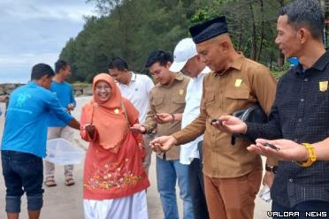 Sekretaris Komisi II DPRD Sumbar, Varel Oriano bersama anggota, berkesempatan melepas tukik ke laut lepas disela kegiatan kunjungan kerja ke UPTD KPSDKP di Kota Pariaman, Sabtu. (humas)