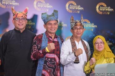 Pjs Bupati Agam, Endrizal foto bersama dengan Wali Nagari Pagadih dan jajaran, usai dinobatkan sebagai nominator 10 besar Kategori Kelembagaan dan SDM pada ajang ADWI tahun 2024 di Jakarta, Ahad. (humas)