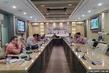 Dirjen Bina Marga Kementerian PUPR, Rachman Arief Dienaputra dan jajaran, terima audiensi Plt Gubernur Sumbar, Audy Joinaldy bersama rombongan di Kementerian PUPR, Jakarta, Jumat. (humas)