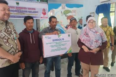 Nelayan Kota Pariaman menerima klaim asuransi pada kegiatan sosialisasi Jaminan Sosial BPJS Ketenagakerjaan Nelayan oleh Pemprov Sumbar, di aula UPTD KKPD Pariaman, Kamis. (humas)