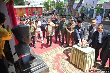 Pj Gubernur Sumbar, Audy Joinaldy didampingi Andree Algamar (Pj Wako Padang) resmikan patung Bung Hatta karya mestro patung Indonesia asal Pasaman, Yusman di Padang, Senin. (humas)