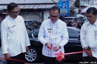 Pjs Wali Kota Bukittinggi, Hani S Rustam didampingi Rofie Hendria (Kadis Pariwisata) dan jajaran, meresmikan gerbang baru Kinantan Zoo yang jadi bagian dari TMSBK Bukittinggi, Jumat. (humas)