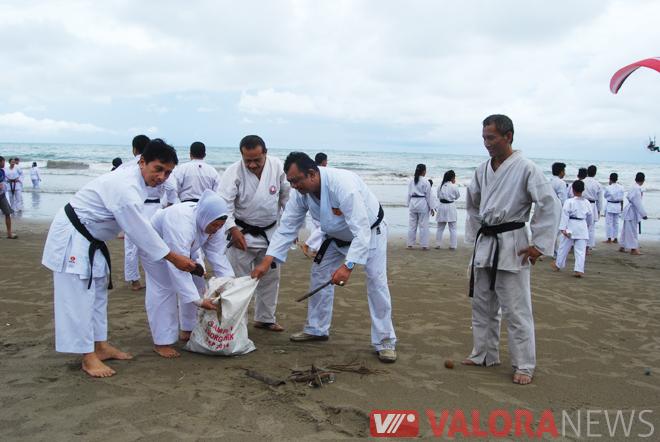 BERSIHKAN PANTAI