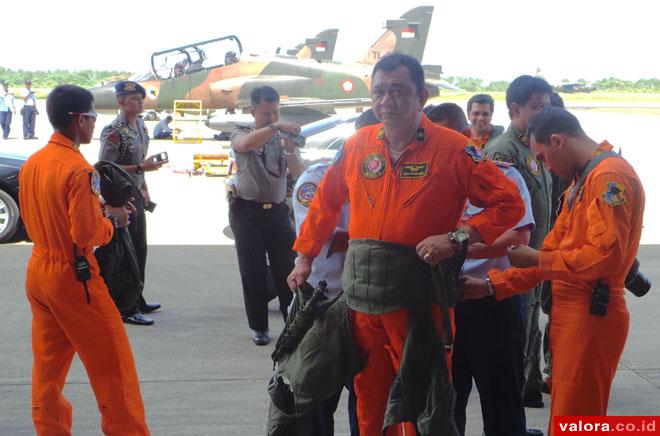 DIPAKAIKAN BAJU PILOT