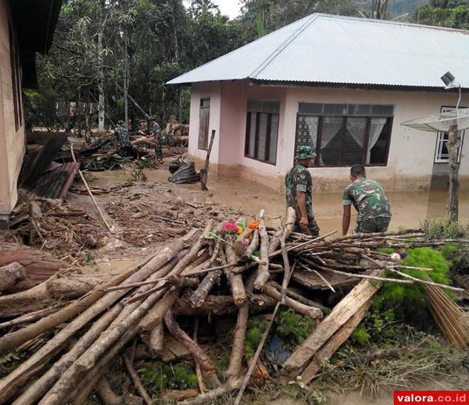 Personel TNI Berjibaku