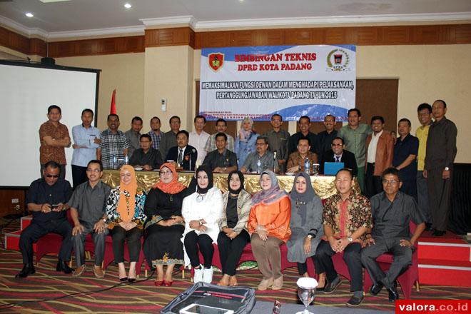 FOTO DENGAN PEMATERI