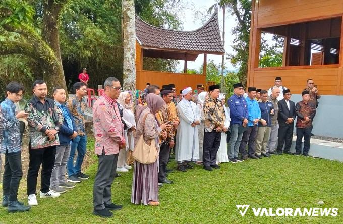 Ketua LWMUI, Lukmanul Hakim Sekretaris Jenderal MUI, Amirsyah Tambunan, Deputi Direktur DEKS BI, Irfan Parulian dan lainnya, saat peresmian Halal Tourism Hub, di Nagari Sungai Batang, Kecamatan Tanjung Raya, Kamis. (humas)