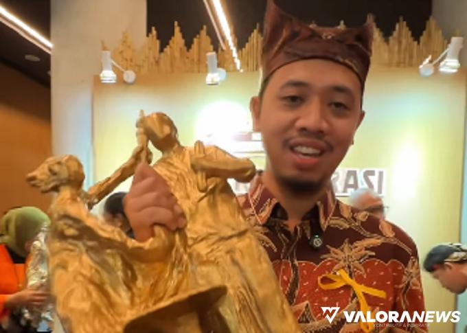 Wako Bukittinggi, Erman Safar usai menerima Piala Emas pada Anugerah Kebudayaan Indonesia (AKI) Tahun 2024, di Graha Bhakti Budaya, Taman Ismail Marzuki, Jakarta, Rabu. (humas)