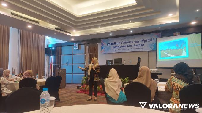 Narasumber pelatihan Pemasaran Digital Pariwisata Kota Padang dari Universitas Dharma Andalas tengah memberikan materi kepada para peserta. (veri rikiyanto)