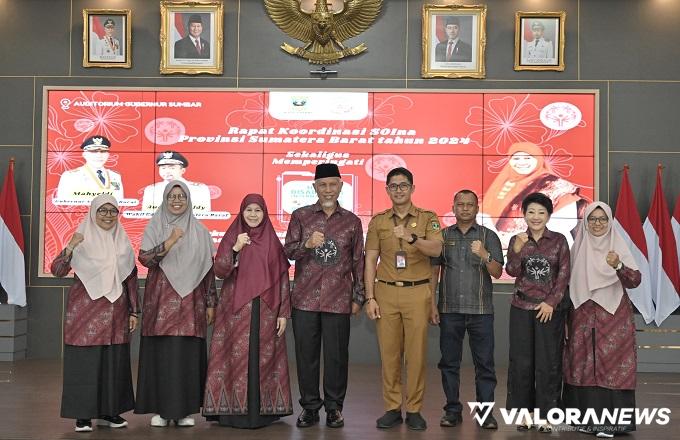 Gubernur Sumbar, Mahyeldi didampingi Harneli (ketua SOIna Sumbar) dan jajaran pengurus, foto bersama usai pembukaan Rakor Special Olympics Indonesia (SOIna) Sumbar sekaligus peringatan HDI di auditorium istana gubernur, Selasa. (humas)