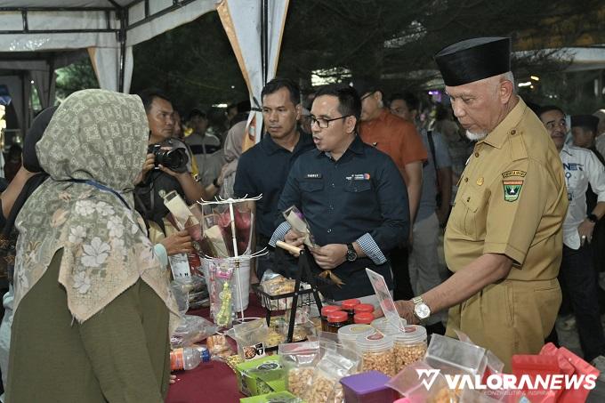 Gubernur Sumbar, Mahyeldi didampingi H Mahyudin (pendiri Putra Minang Grup) saat perayaan 1st Anniversary Istana Seafood Putra Minang di Tiram Tapakih, Kabupaten Padang Pariaman, Senin. (humas)