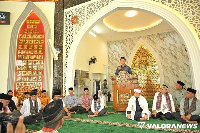 Gubernur Sumbar, Mahyeldi memberikan sambutan pada peresmian Masjid Az Zaimah di Nagari Sulit Air, Kabupaten Solok, Ahad. (humas)