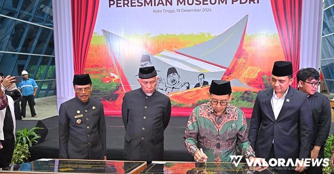 Menteri Kebudayaan (Menbud) RI, Fadli Zon didampingi gubernur dan bupati Limapuluh Kota, menandatangani prasasti peresmian Museum PDRI di Koto Tinggi, Kecamatan Gunuang Omeh, Kabupaten Limapuluh Kota, Kamis. (humas)