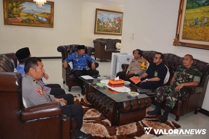 Bupati Agam, Andri Warman bersama Forkopimda dan pimpinan OPD, saat rapat pembahasan persiapan liburan Nataru tahun 2024 di rumah dinas bupati, Selasa. (humas)