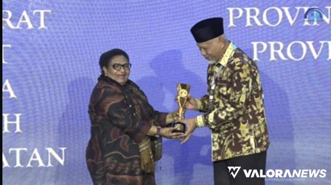 Wamendagri, Ribka Haluk menyerahkan penghargaan provinsi terinovatif nomor 2 di Indonesia pada ajang Innovative Government Award (IGA) 2024 di Surabaya, Jawa Timur, Kamis. (humas)