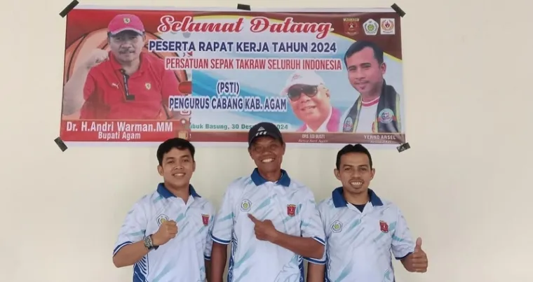 Pelatih sekaligus legenda sepak takraw Agam, Win Coto alias Mak Etek foto bersama pengurus disela kegiatan Raker PSTI Agam Tahun 2024 di Sekretariat Komite Olahraga Nasional Indonesia (KONI) Agam, Senin. (humas)