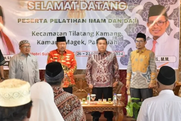 Bupati Agam, Andri Warman membuka pelatihan Imam dan Da&#039;i dari Kecamatan Palupuh, Kamang Magek, dan Tilatang Kamang Tahun 2024 di Hotel Sultan Syariah, Ampang Gadang Kecamatan Ampek Angkek, Kamis. (humas)