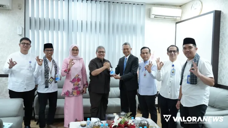 Ketua DPRD Sumbar, Muhidi menerima secara simbolis karut e toll dari Dirut Bank Nagari, Gusti Candra didampingi sejumlah pimpinan, di ruang kerja ketua DPRD Sumbar, Jumat. (humas)